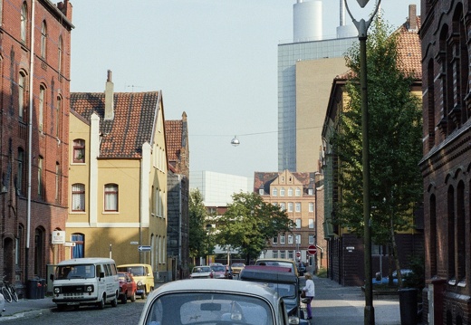 1982 Ottenstraße mit Gaslaterne und Käfer